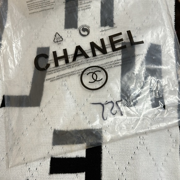 🌺🌺 NWT CHANEL DOBLE SIDE SCARVE - Picture 9 of 9